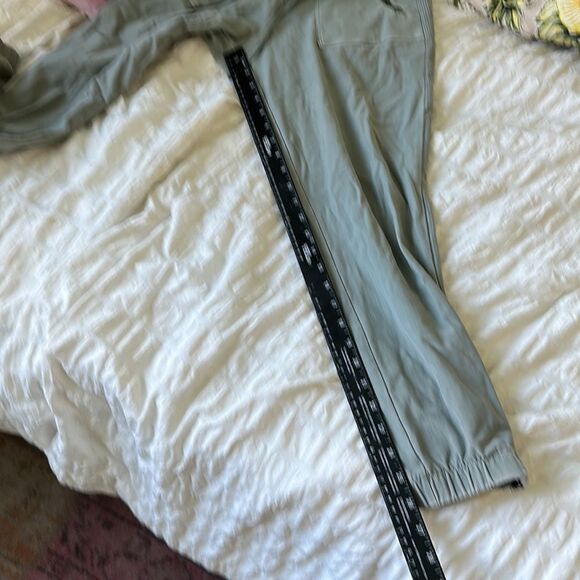 Athleta Joggers in sage green - Picture 7 of 7